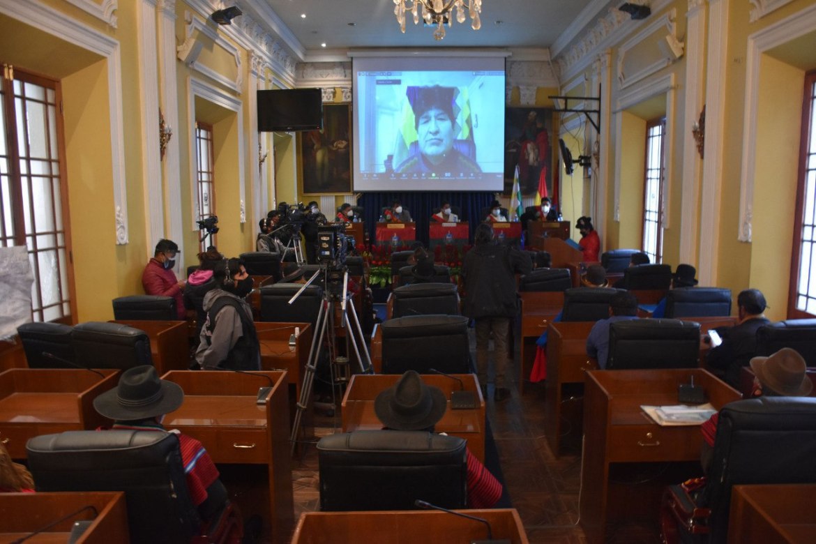 Lee más sobre el artículo Asambleístas denuncian que fueron bloqueados para permitir que Evo hable en el homenaje a La Paz