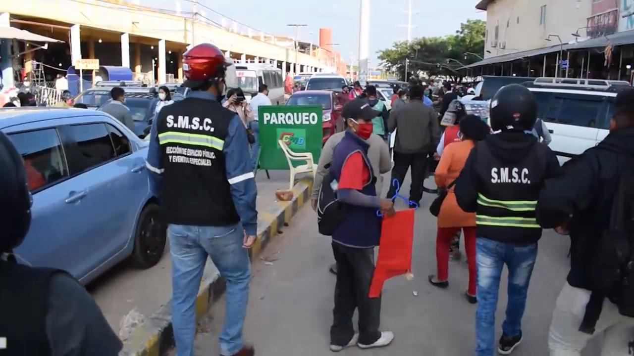 Lee más sobre el artículo Santa Cruz amanece tomada por ambulantes que afirman dar “colaboraciones al Municipio” para poder vender