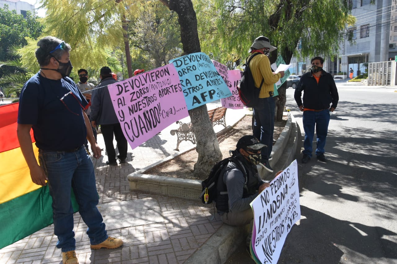 Lee más sobre el artículo Plantean retiro total para cuentas menores a Bs 100 mil en AFP