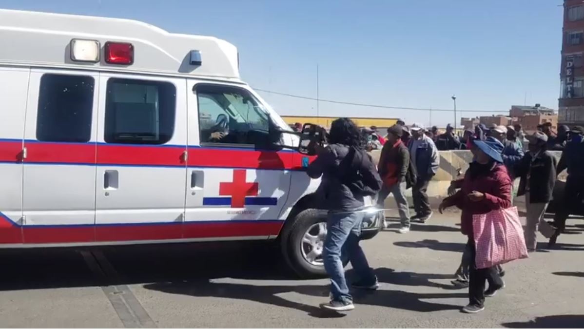Lee más sobre el artículo Manifestación en El Alto derivó en destrozos, ataque a ambulancia e intervención policial