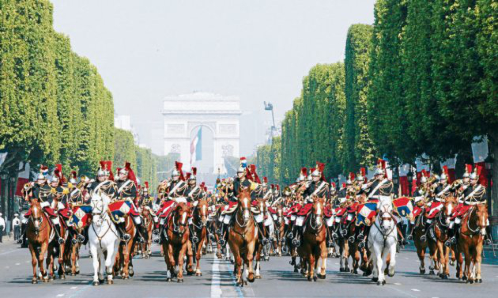 Lee más sobre el artículo Francia celebró el 14 de julio en “versión covid” y Macron defiende uso de mascarilla