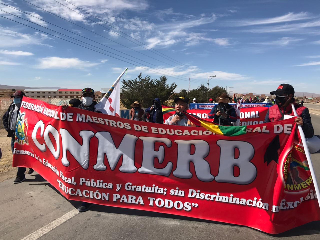 Lee más sobre el artículo Maestros marchan rumbo a La Paz, Cárdenas invita al dialogar