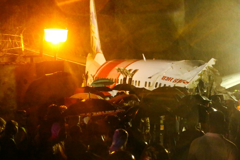 Lee más sobre el artículo Al menos 17 muertos y decenas de heridos en un accidente de avión en India