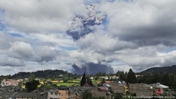 Lee más sobre el artículo Volcán hace erupción en Indonesia y desprende enorme nube de ceniza