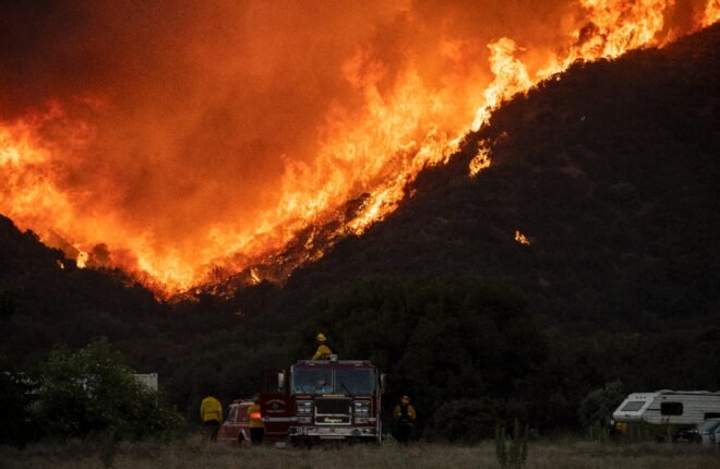 Lee más sobre el artículo Bomberos de California batallan con un incendio al este de Los Ángeles