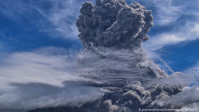 Lee más sobre el artículo Nueva erupción volcánica en Indonesia genera alerta aérea