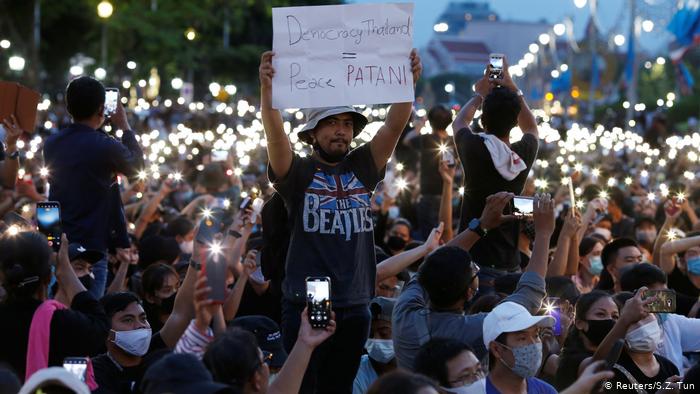 Lee más sobre el artículo Movimiento prodemocracia reúne a más de 10.000 manifesantes en Tailandia