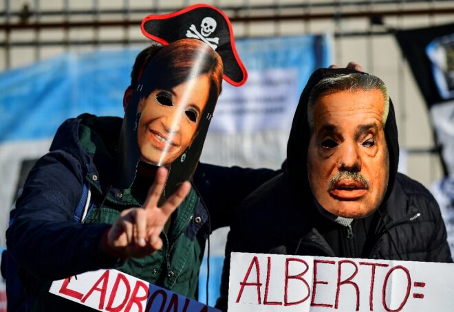 Lee más sobre el artículo Protesta opositora en Argentina desafía la cuarentena pese a récord de contagios