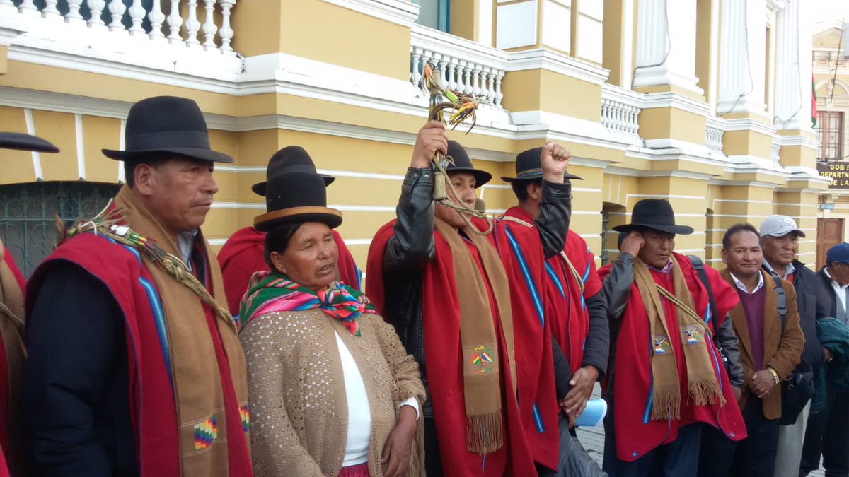 Lee más sobre el artículo Ponchos Rojos piden la renuncia de Áñez y amenazan con cercar La Paz