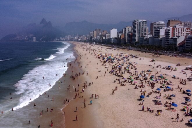 Lee más sobre el artículo Miles de bañistas en playas de Rio de Janeiro, pese a restricciones por covid-19