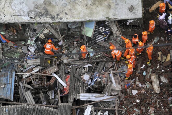 Lee más sobre el artículo Al menos 20 muertos por derrumbe de un edificio en India