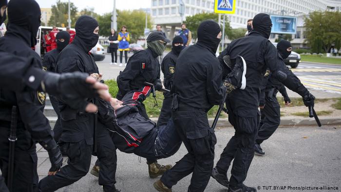 Lee más sobre el artículo Decenas de detenidos en masiva protesta contra Lukashenko