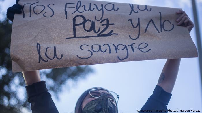 Lee más sobre el artículo Cinco muertos y ola de destrucción en protestas por agresión policial en Bogotá
