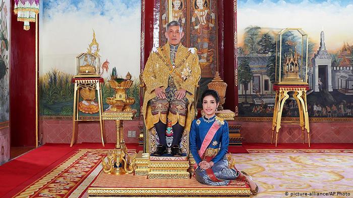 Lee más sobre el artículo Rey de Tailandia perdona a concubina real que encarceló y la incorpora a su harén de 20 mujeres