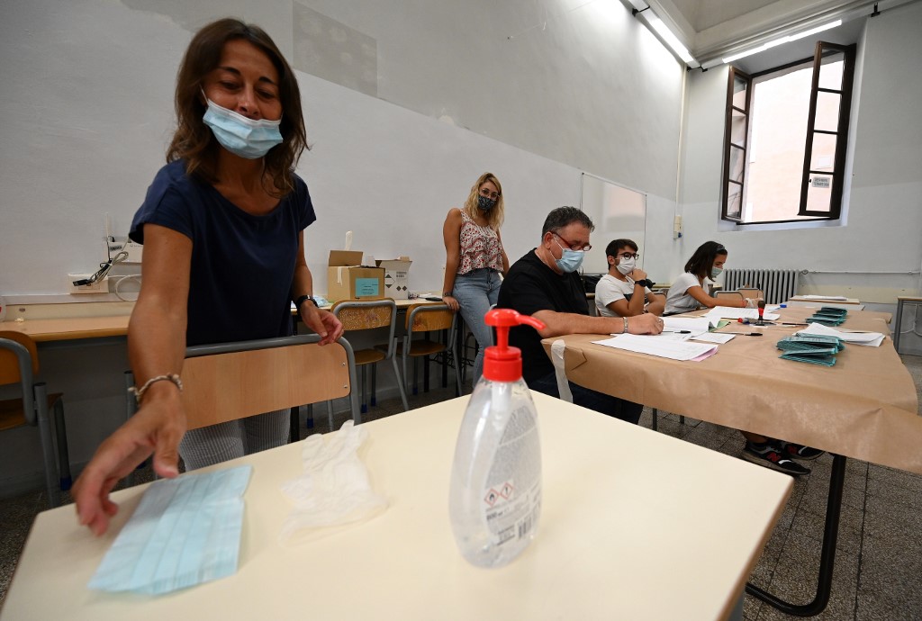 Lee más sobre el artículo Los italianos votan en referéndum y elecciones regionales pese al coronavirus