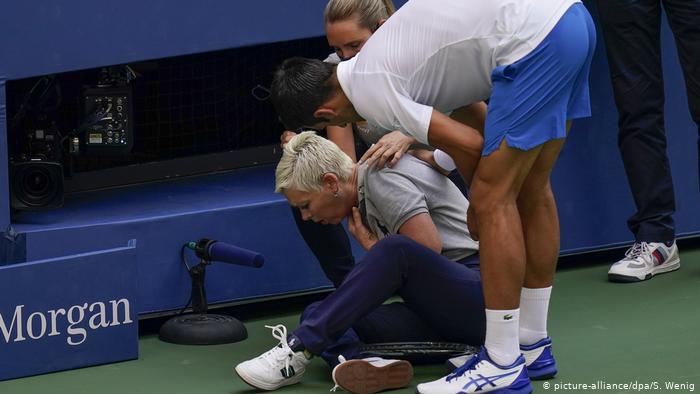 Lee más sobre el artículo Tenis: Djokovic descalificado del US Open por pelotazo a jueza de línea