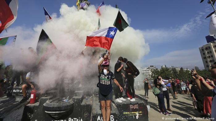 Lee más sobre el artículo Protestas en Chile dejan un centenar de detenidos