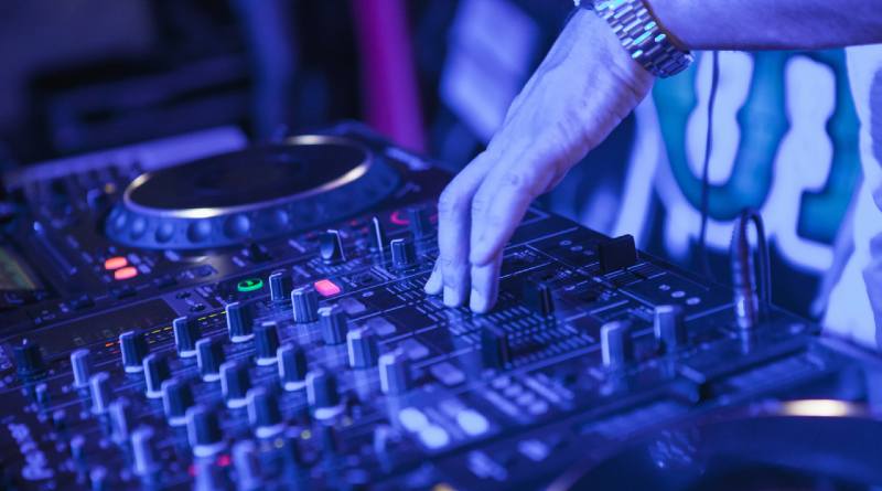 Lee más sobre el artículo Facebook prohibe retransmitir música en directo a los DJ