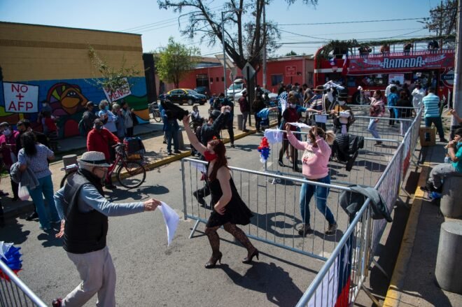 Lee más sobre el artículo Bailes entre pocos y sin tocarse : “El 18”, la gran fiesta popular de Chile, en modo pandemia