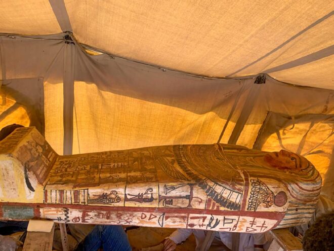 Lee más sobre el artículo Descubren catorce sarcófagos de hace 2.500 años en Saqqara, Egipto