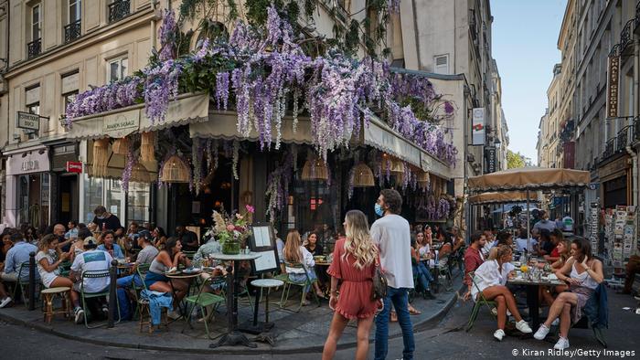 Lee más sobre el artículo Francia restringe el ocio nocturno para frenar rebrotes de coronavirus