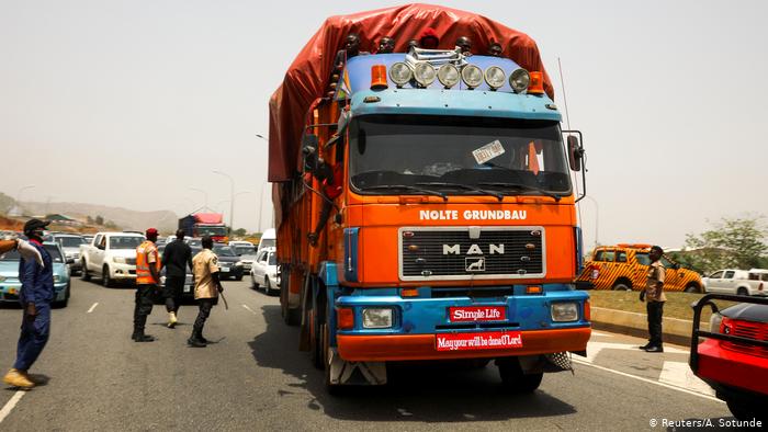 Lee más sobre el artículo Al menos 23 muertos al explotar camión cargado con gasolina en Nigeria