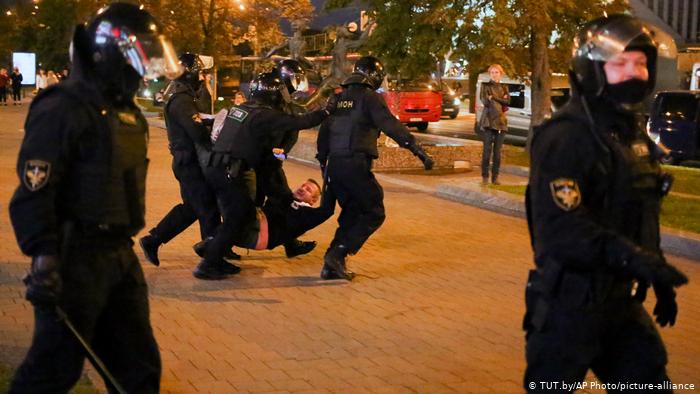Lee más sobre el artículo Decenas de detenidos en nuevas protestas tras investidura de Lukashenko