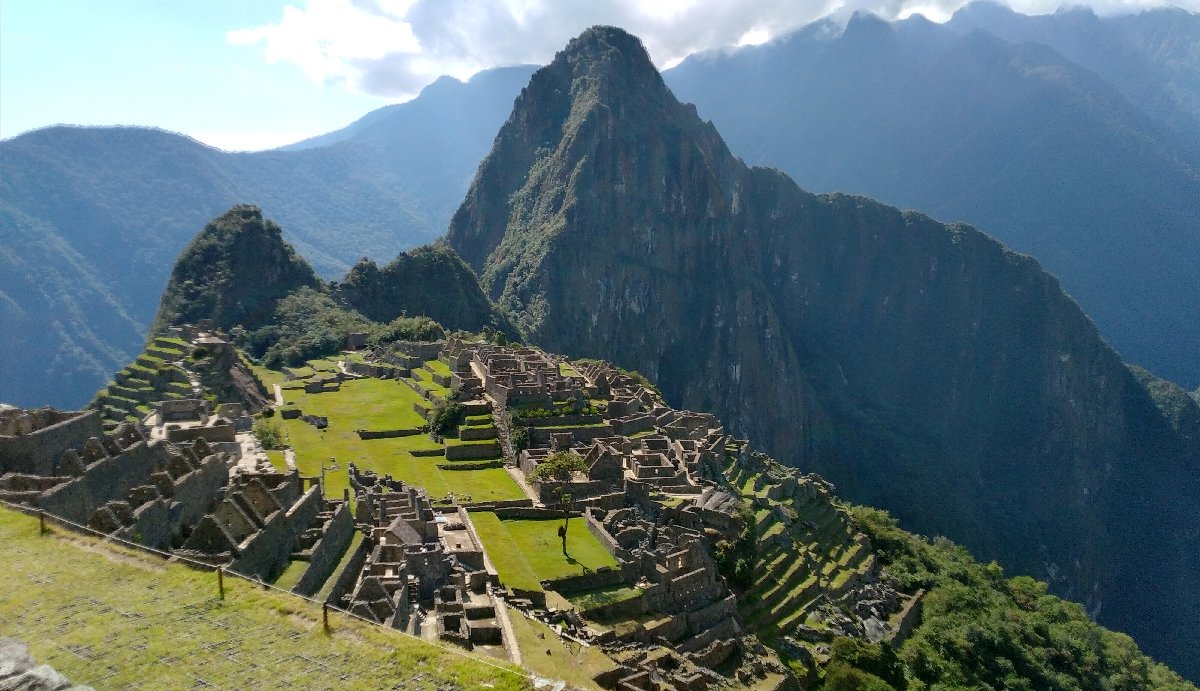 Lee más sobre el artículo Controlan incendio forestal cerca de Machu Picchu en Perú