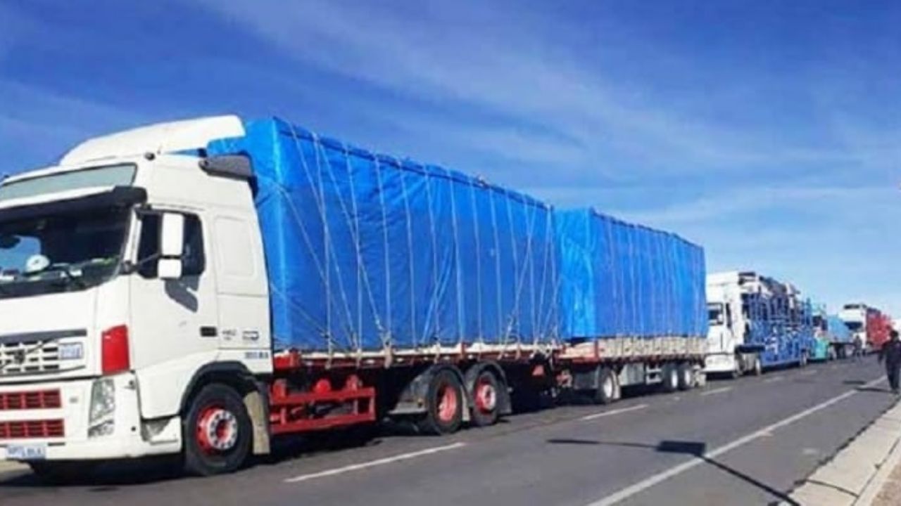 Lee más sobre el artículo Transportistas de Oruro denuncian que están varados hace tres días en la frontera con Chile