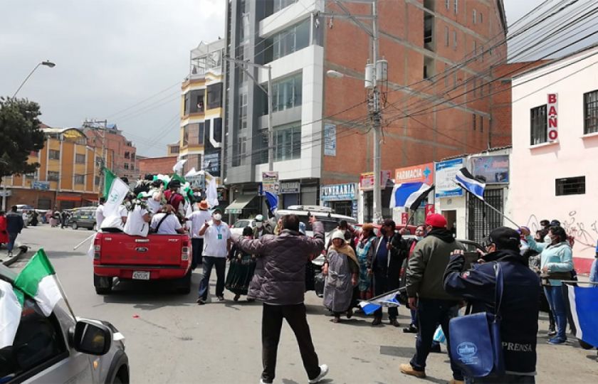 Lee más sobre el artículo Militantes del MAS atacan y corretean caravana de Chi Hyun Chung en El Alto