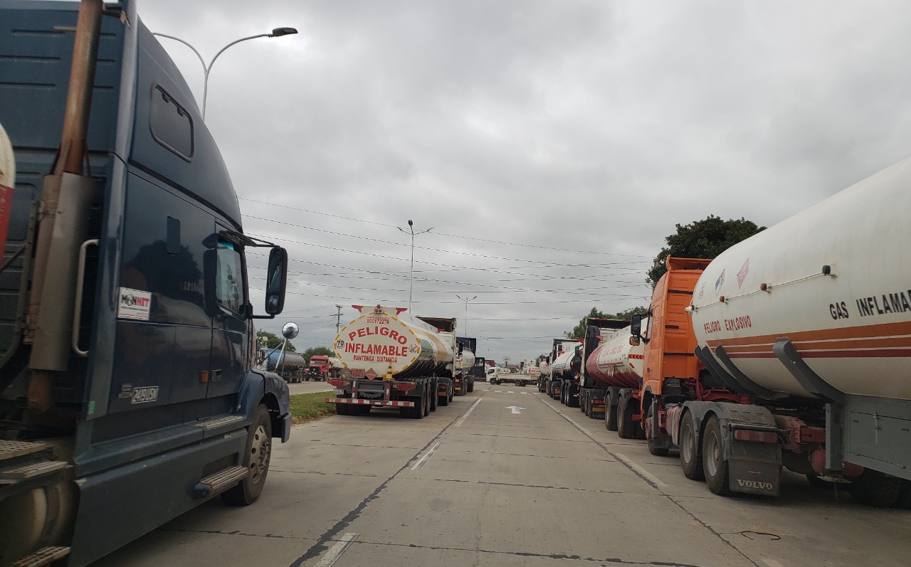 Lee más sobre el artículo Transportistas se declaran en emergencia por escasez de diésel y carreteras en mal estado