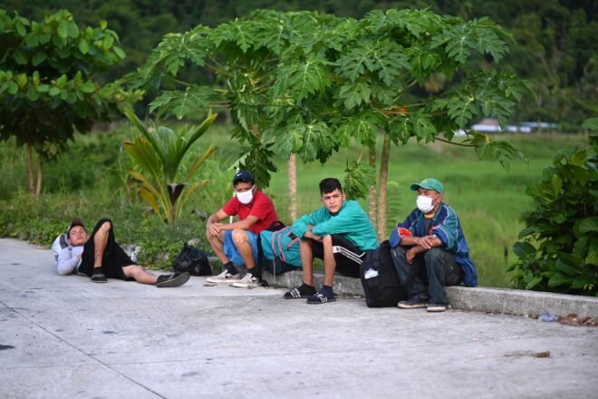 Lee más sobre el artículo Migrantes hondureños frustrados son repatriados por Guatemala sin alcanzar EEUU
