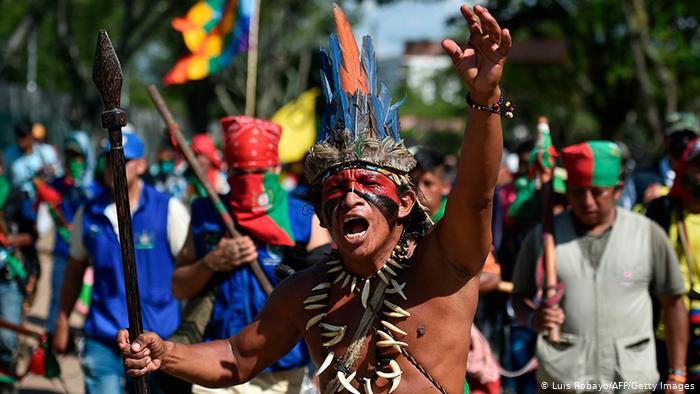 Lee más sobre el artículo Colombia: miles de indígenas marchan contra la violencia
