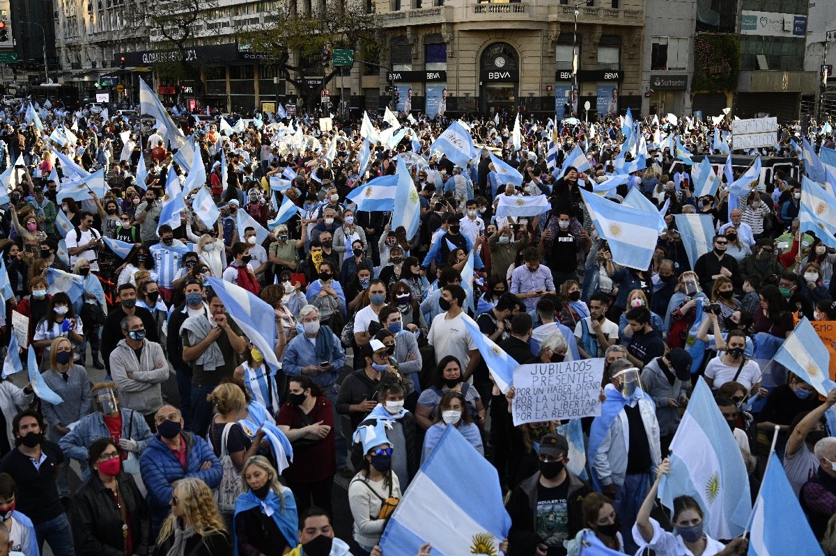 Lee más sobre el artículo Nuevas protestas en Argentina contra el gobierno y el confinamiento