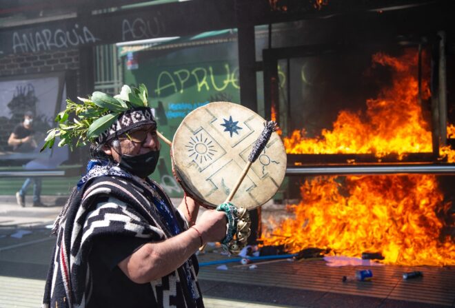 Lee más sobre el artículo Protestas en apoyo a los mapuches durante el Día de la Raza en Chile