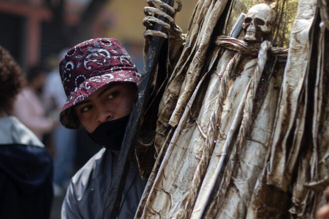 Lee más sobre el artículo Mexicanos buscan en la Santa Muerte un conjuro contra la pandemia