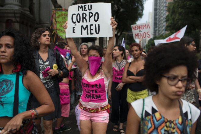 Lee más sobre el artículo Humillación a mujer en juicio por violación indigna a Brasil