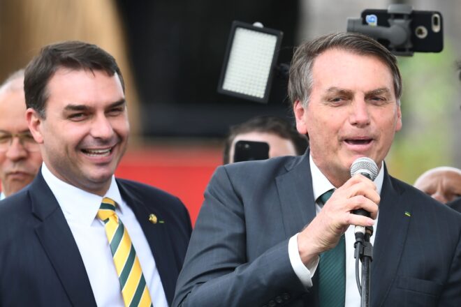 Lee más sobre el artículo Imputan por corrupción al senador Flávio Bolsonaro, hijo del presidente de Brasil