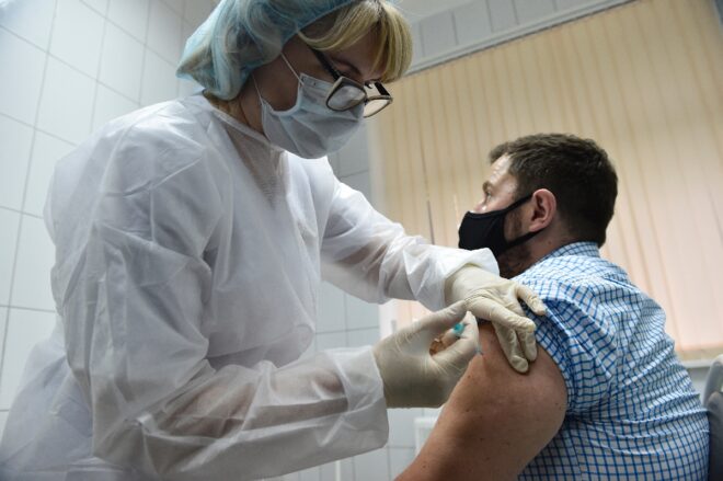 Lee más sobre el artículo Rusia afirma que su vacuna anticovid-19 es eficaz en un 92%