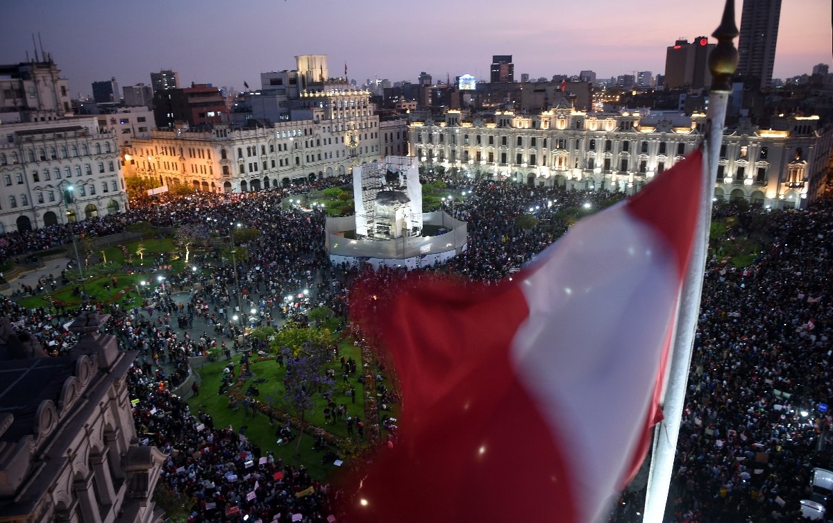 Lee más sobre el artículo Miles de peruanos marchan contra el nuevo presidente Merino