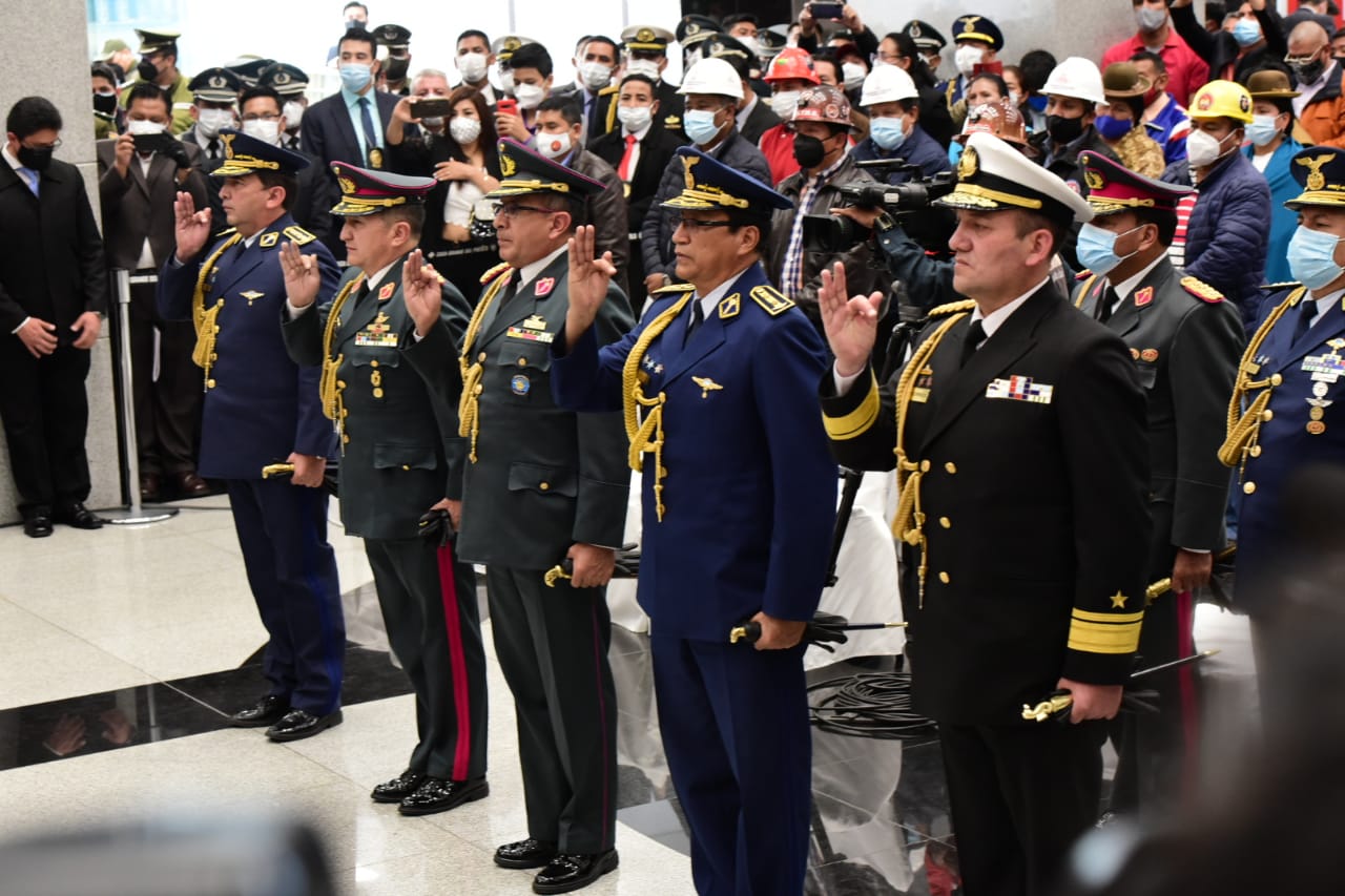 Lee más sobre el artículo Arce posesiona al Alto Mando Militar para «garantizar» su Gobierno