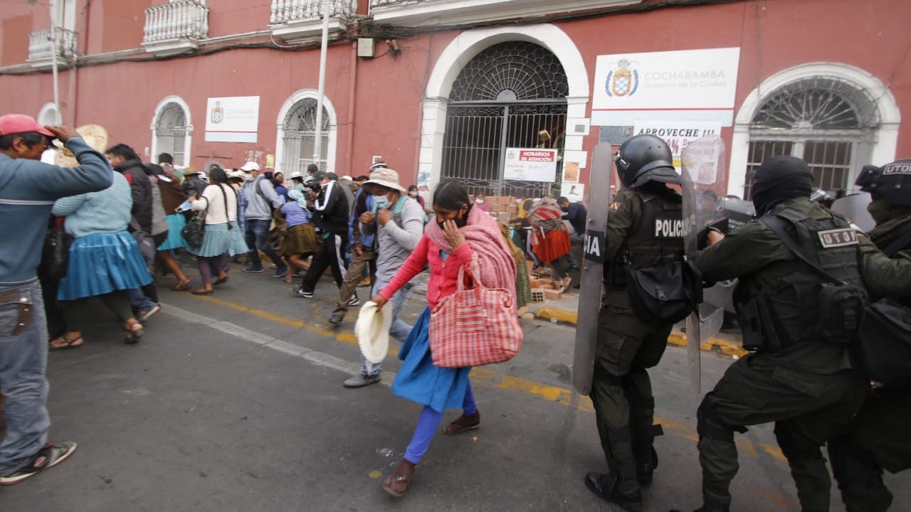 Lee más sobre el artículo Padres tapian una oficina municipal en Cochabamba y la Policía los dispersa con gases