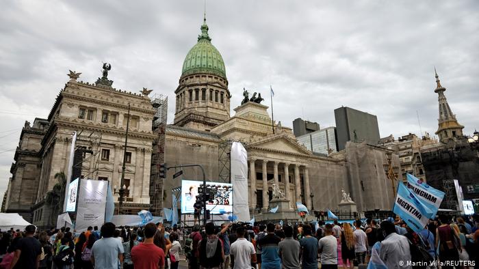 Lee más sobre el artículo El Congreso argentino aprueba el aborto tras 20 horas de debate