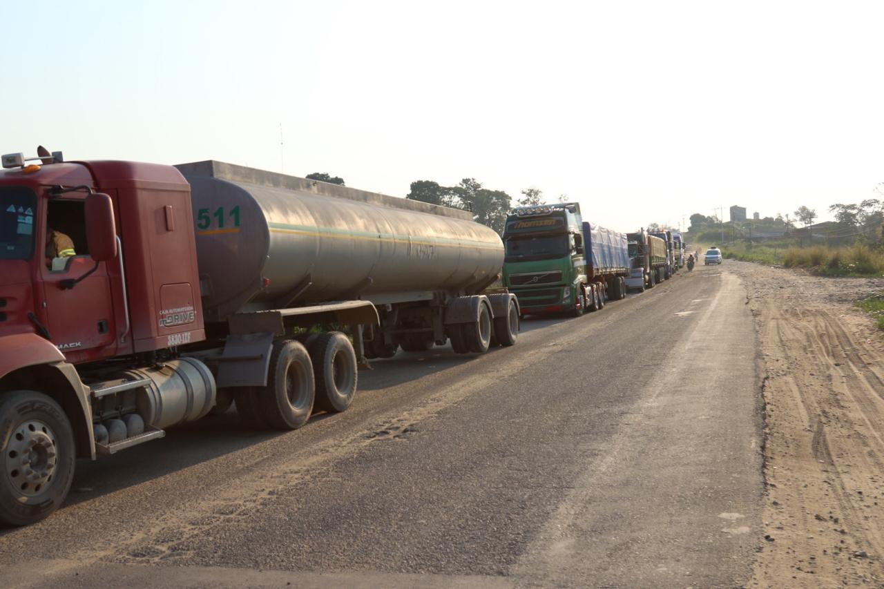 Lee más sobre el artículo Transportistas mantienen bloqueada la ruta a Cochabamba, aguardan al director de la ABC