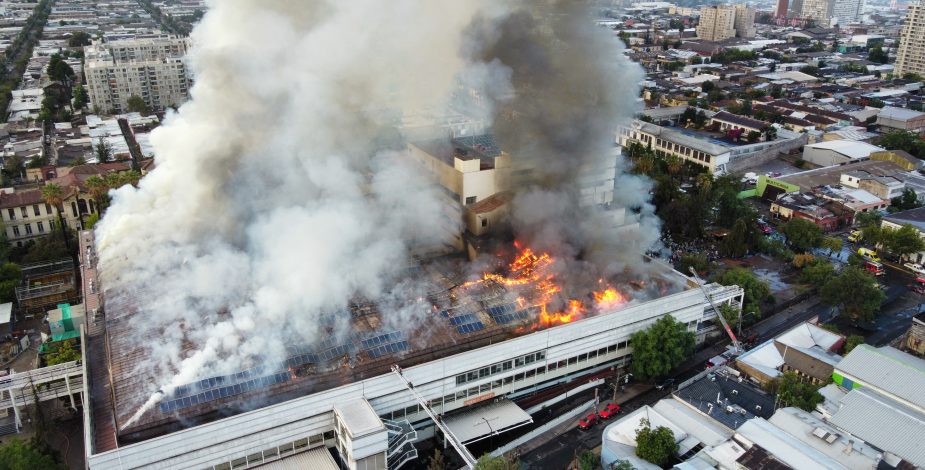 Lee más sobre el artículo Un incendio en un hospital de Santiago de Chile obliga a evacuar a personal y pacientes