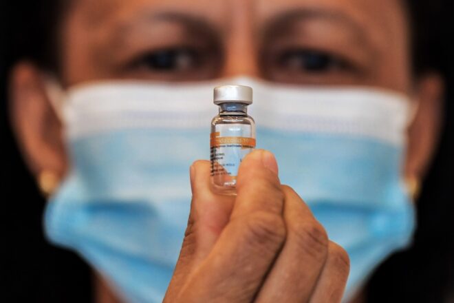 Lee más sobre el artículo Brasil empieza a vacunar contra el covid-19, presionado por segunda ola
