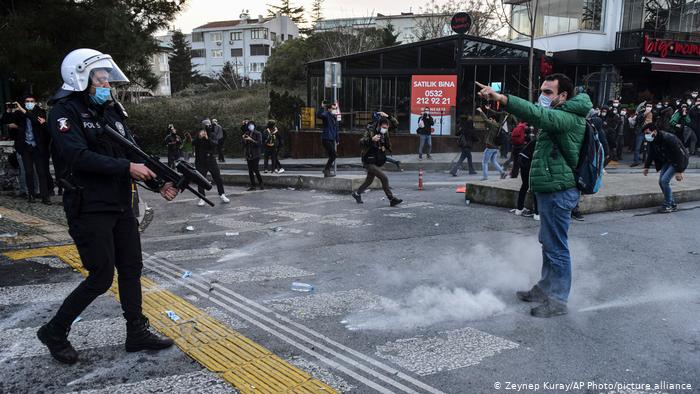 Lee más sobre el artículo Detenidos 36 universitarios en Turquía por protestar contra rector