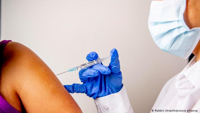 Lee más sobre el artículo La EMA desaconseja retrasar segunda dosis de vacuna de Pfizer más de 42 días