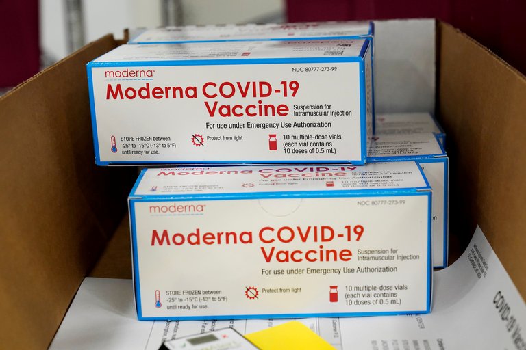 Lee más sobre el artículo El laboratorio Moderna anunció que su vacuna contra el COVID-19 demostró eficacia frente a las nuevas cepas de Sudáfrica y el Reino Unido