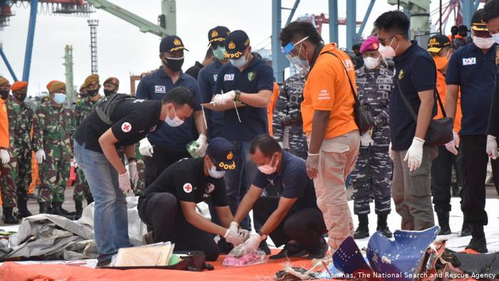 Lee más sobre el artículo Consiguen leer una de las cajas negras del avión siniestrado en Indonesia